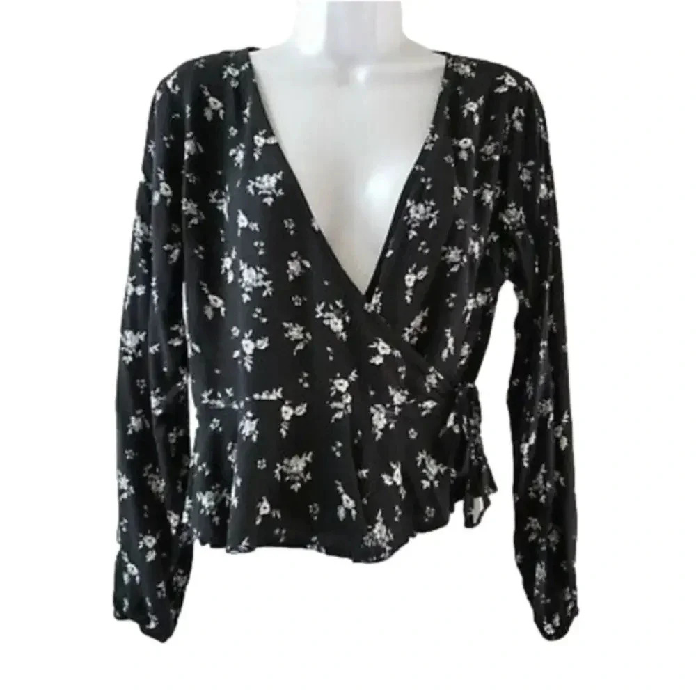 WILD Fable Womens Black/Gray Floral Long Sleeve‎ wrap top.